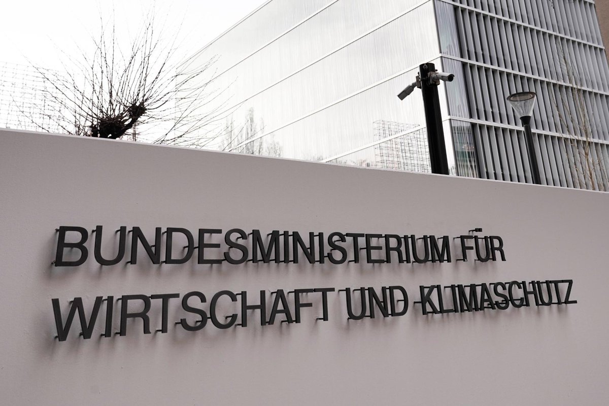GamesMarkt's tweet photo. BREAKING: Das @BMWK nimmt vorerst keine Förderanträge für Videospiele mehr an. Die Haushaltsmittel für 2022 &amp; 2023 sind bereits jetzt aufgebraucht. Der @game_Verband spricht in einer ersten Stellungsnahme von einem "fatalen Signal" &amp; einer "Vollbremsung".
https://t.co/0xWb5NxumQ https://t.co/ZdNvBN8WIJ