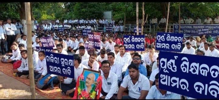 OdishaVts's tweet image. Date - 31/10/2022 1st Day

୨୦୦୦ ପିଲାଙ୍କ ଗୋଟିଏ କଥା ଦାବୀ ପୂରଣ ନ ହେଲା ଯାଏଁ ଏଇଠି ଏମିତି ବସି ରହିଥିବେ ।

#SaveOdishaVts 
#SameWork_SamePay
#RemoveVtp_saveVt

@CMO_Odisha @Naveen_Odisha @samirdash01 @SMEOdisha @OSEPA_Official @MoSarkar5T @pranabpdas @SecyChief