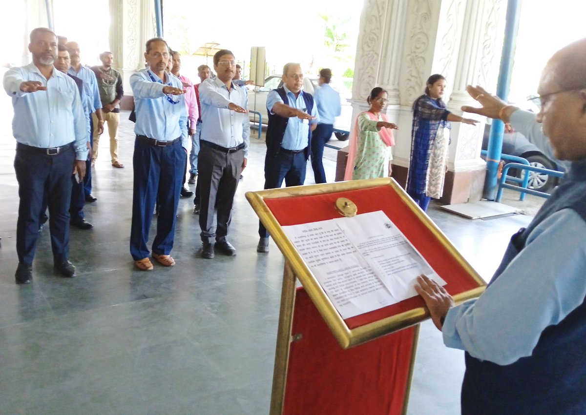 aaiRanchiApt's tweet photo. Vigilance Awareness Week 2022 has been started at #AAI's @aaiRanchiApt by administering integrity pledge by Airport Director.
#VAWAAI2022
#Imandari_Se_Vikas_VAW2022
#Honesty_For_Development
#VigilanceSeVikas
#Corruption_Free_Nation
@CVCIndia
@AAI_Official
@aairhqer https://t.co/7C2YioP6su