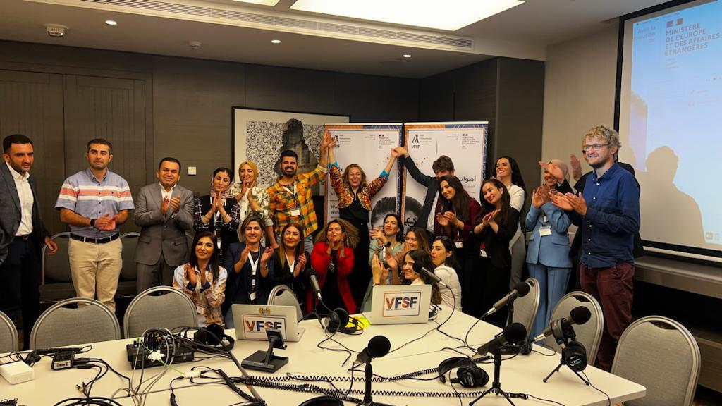 Honoré d'avoir participé à Erbil au podcast de Voix de femmes sans frontières, une initiative de l'ONG Aide humanitaire et journalisme qui accompagne, forme et rassemble avec l'appui de la France/<a href="/CdCMAE/">Centre de Crise et de Soutien</a> des femmes journalistes de talent et de conviction venues de tout l'Irak.