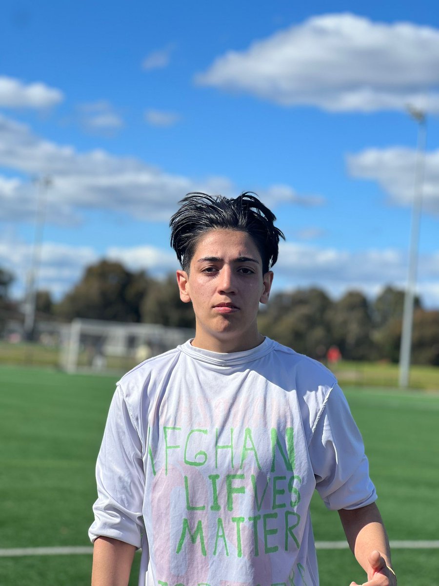 #Thread Manozh Noori was rescued from Taliban-run Afghanistan. Separated from family in gunfiring ahead of evacuation, the 19 YO footballer plays under Melbourne Victory FC banner & works at a pizza joint. My piece on women in sport for @Malala's platform podium.bulletin.com/afghan-womens-…