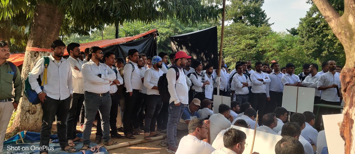 OdishaVts's tweet image. Date - 31/10/2022 1st Day

୨୦୦୦ ପିଲାଙ୍କ ଗୋଟିଏ କଥା ଦାବୀ ପୂରଣ ନ ହେଲା ଯାଏଁ ଏଇଠି ଏମିତି ବସି ରହିଥିବେ ।

#SaveOdishaVts 
#SameWork_SamePay
#RemoveVtp_saveVt

@CMO_Odisha @Naveen_Odisha @samirdash01 @SMEOdisha @OSEPA_Official @MoSarkar5T @pranabpdas @SecyChief