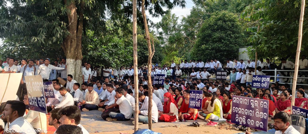 OdishaVts's tweet image. Date - 31/10/2022 1st Day

୨୦୦୦ ପିଲାଙ୍କ ଗୋଟିଏ କଥା ଦାବୀ ପୂରଣ ନ ହେଲା ଯାଏଁ ଏଇଠି ଏମିତି ବସି ରହିଥିବେ ।

#SaveOdishaVts 
#SameWork_SamePay
#RemoveVtp_saveVt

@CMO_Odisha @Naveen_Odisha @samirdash01 @SMEOdisha @OSEPA_Official @MoSarkar5T @pranabpdas @SecyChief