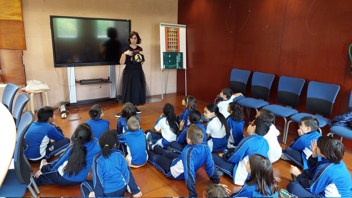 sergiosvpz's tweet photo. En 3° de primaria hemos visitado la biblioteca  María Moliner.  Además de conocer cómo funciona la biblioteca de nuestro barrio,  la escritora Patricia Gayan nos ha contado su libro "Frank este niño no es corriente". ¡Muchas gracias Míriam y Patricia!. @SVP_Zgz @ZGZBibliotecas https://t.co/t26GCeK5Tw