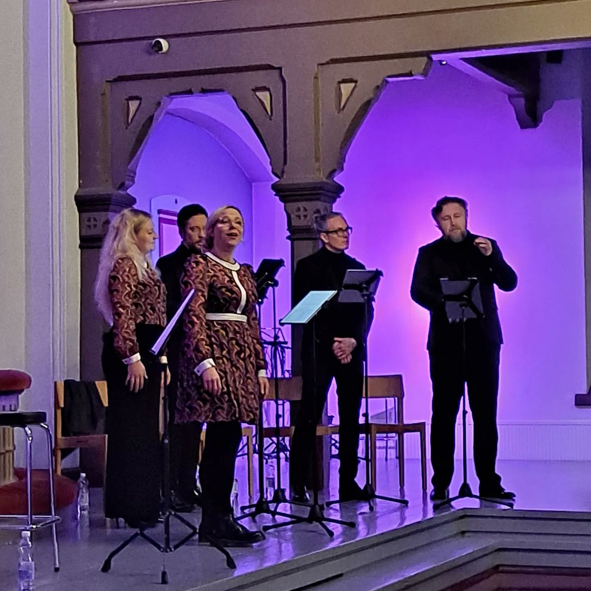 IiponenRiitta's tweet photo. Olipa eilen taas mahtava nähdä ja kuulla @clubforfive ja @tommyHellsten . Kiitos illan tunnelmista ja hetkistä! 💜 #hiljaa #clubforfive https://t.co/PU1WRj7XVk