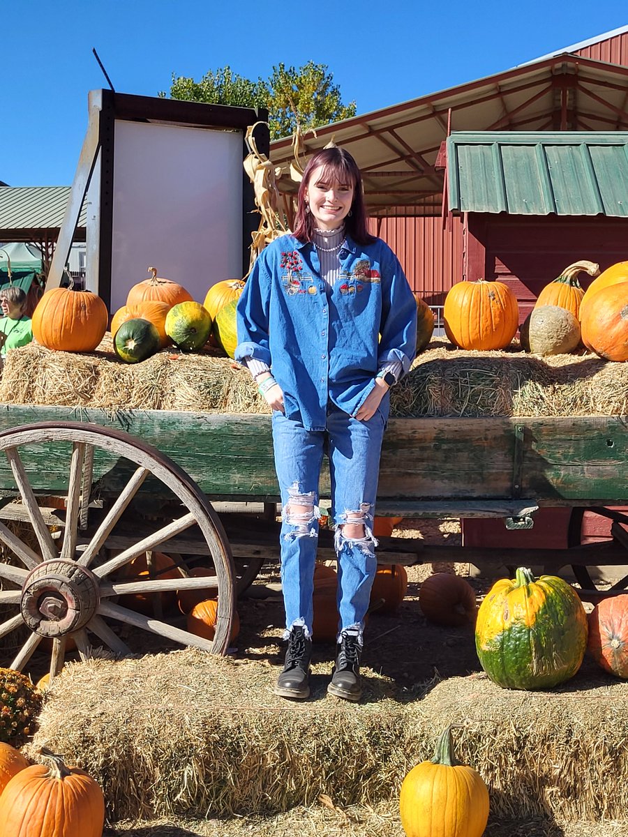 PowDaisy's tweet photo. Yes fall makes me dress more like a librarian, and what? #dressinglikeagrandma #libriarianlooks #FallinColorado https://t.co/9QnLCeGjcI