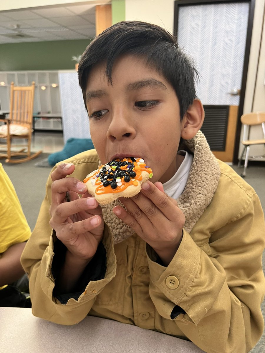 MsDunnHCES's tweet photo. Had a little cookie fun after our reading activity 🎃 https://t.co/sSdtlWkZRa