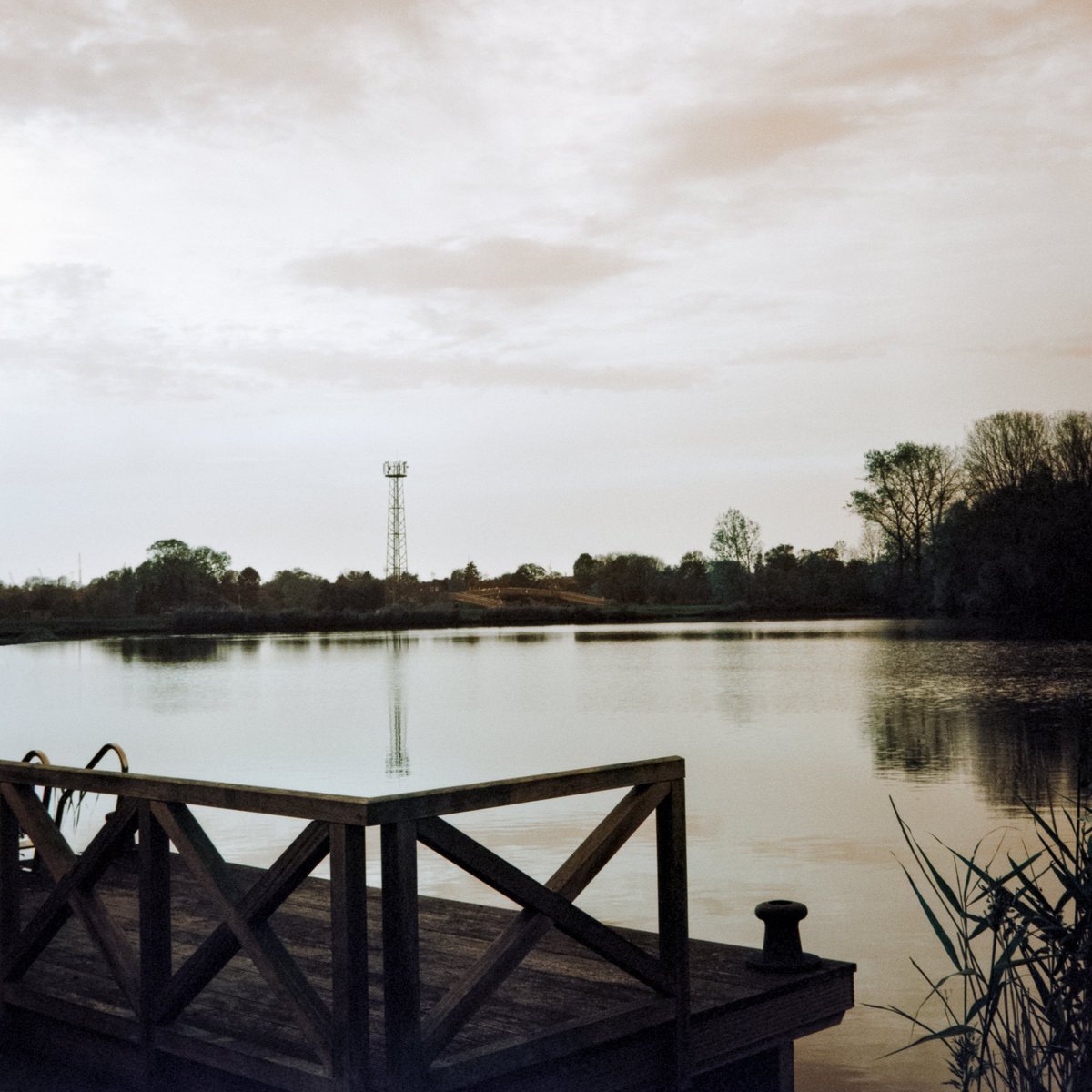 achimanalog's tweet photo. Am Ems-Jade-Kanal in Emden

Fotografiert auf Lomochrome Turquoise von dem ich noch nicht so recht weiß was ich davon halten soll 🤔

#Zeiss Ikon Signal Nettar 518/16
#Lomochrome Turquoise

#shotonfilm #selfdeveloped #zeissikon #lomography #lomochrometurquoise https://t.co/tc0gga4Zg8