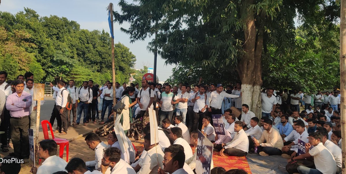 OdishaVts's tweet image. Date - 31/10/2022 1st Day

୨୦୦୦ ପିଲାଙ୍କ ଗୋଟିଏ କଥା ଦାବୀ ପୂରଣ ନ ହେଲା ଯାଏଁ ଏଇଠି ଏମିତି ବସି ରହିଥିବେ ।

#SaveOdishaVts 
#SameWork_SamePay
#RemoveVtp_saveVt

@CMO_Odisha @Naveen_Odisha @samirdash01 @SMEOdisha @OSEPA_Official @MoSarkar5T @pranabpdas @SecyChief