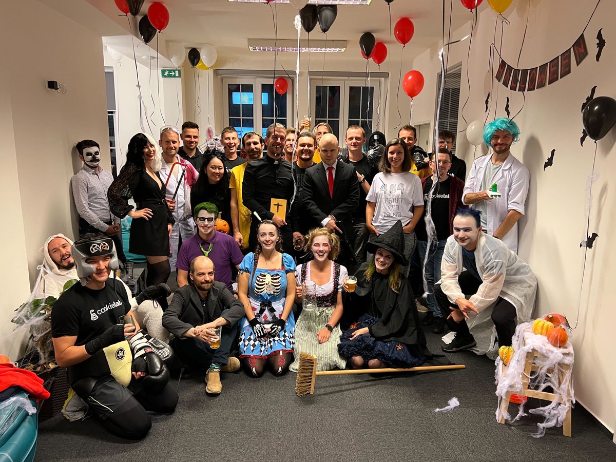 Za okny tma, půlka patra prázdná a v druhé půlce… Pravá halloweenská #party! Aneb kdo se bojí, nesmí do Cookielabu. 😨👻
Chcete být našimi sousedy? Když zrovna není #halloween, máme na sobě normální oblečení a nestrašíme. Většinou. 😏

#cookielab #cookielabbers #halloween