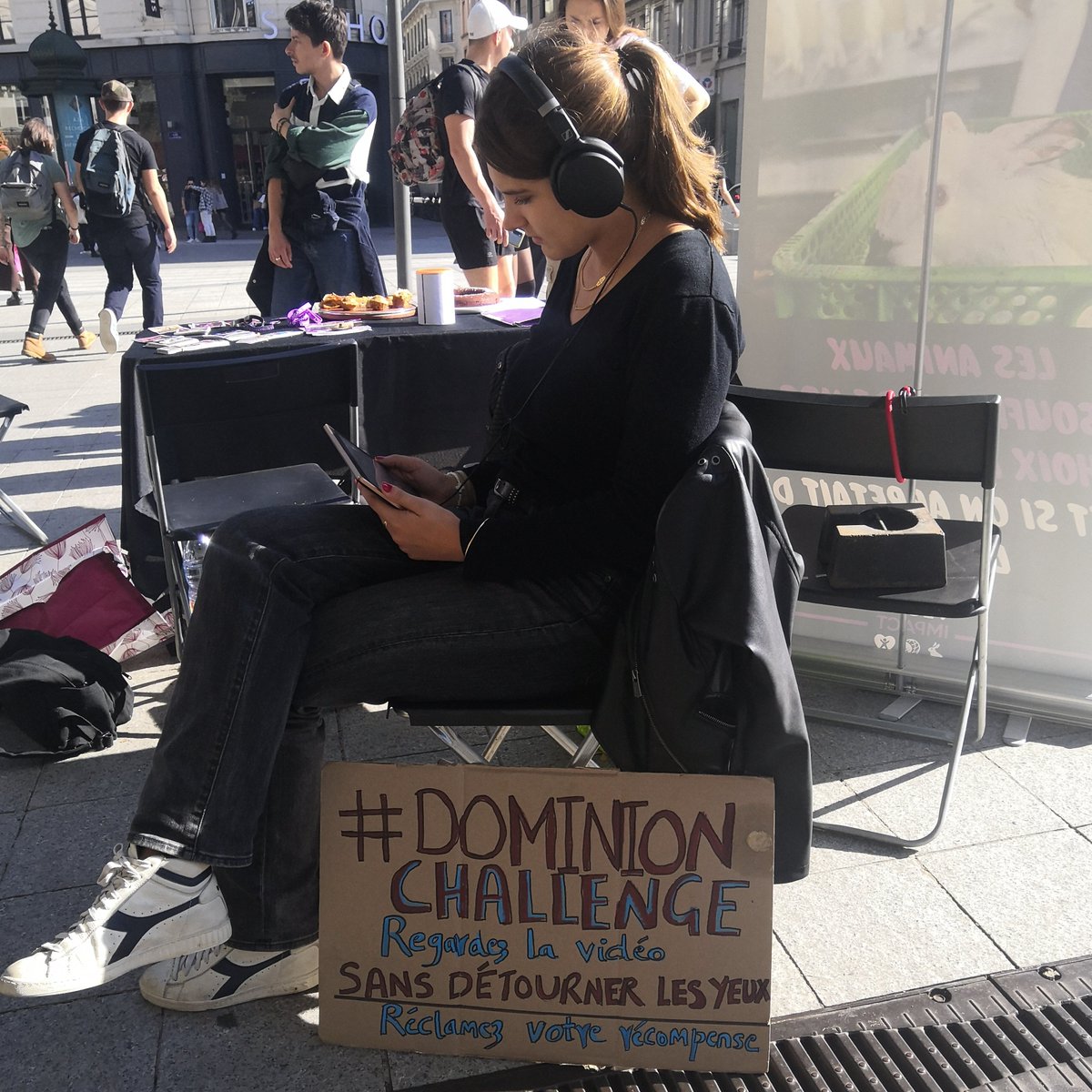 Action <a href="/veganimpact/">Vegan Impact</a> qui consistait à regarder une vidéo sur la réalité de l'exploitation animale, sans détourner les yeux !

👉 Vous aussi, faites le test :
combien de temps tenez-vous avant de fermer les yeux sur ce qu'il se passe dans les abattoirs ?
➡️youtu.be/PCXl8PXM1Ac