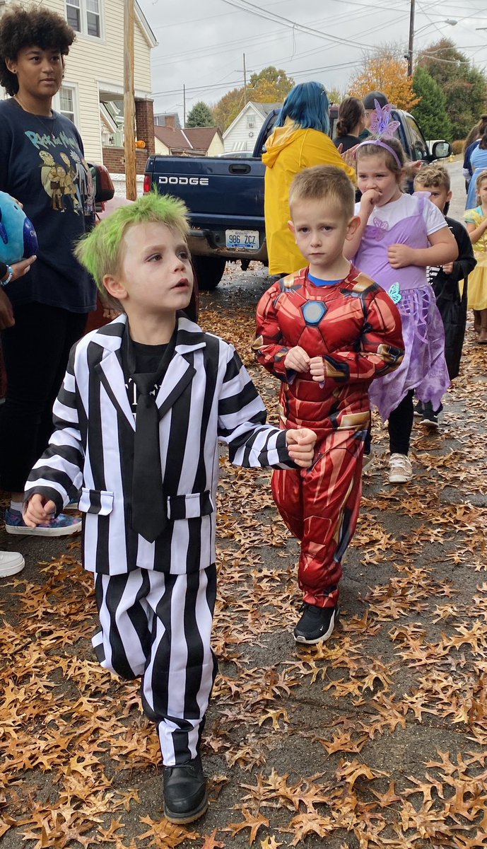 Bellevue_Ind's tweet photo. BMHS students lined the street to watch the GES costume parade! #LoveTheBOO https://t.co/UuUUUTqQZu