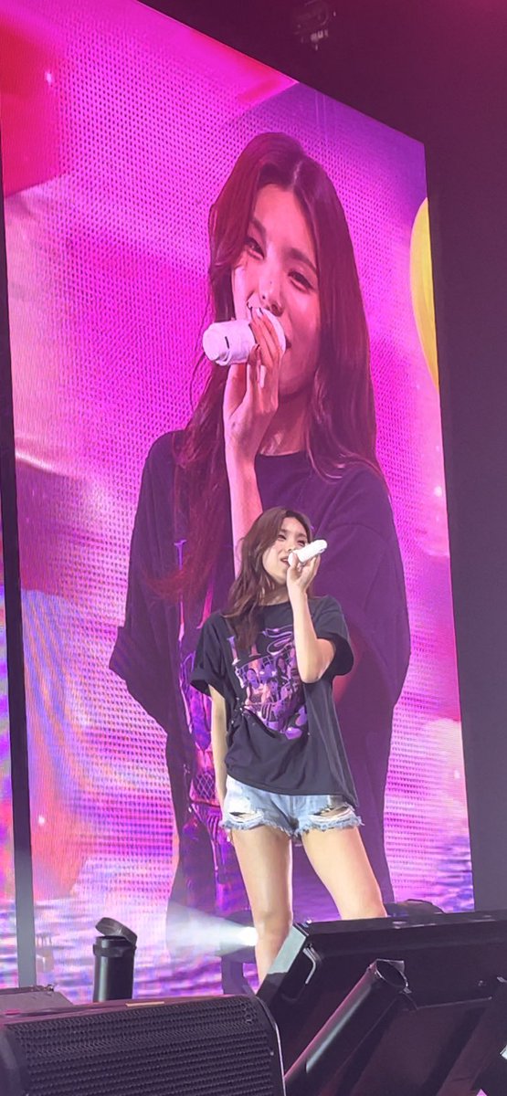 aperalta08's tweet photo. #YEJI #ITZY_WORLD_TOUR #ITZYinPHX #ITZYPhoenix #ITZY_CHECKMATE https://t.co/LQkJ5rm2Du