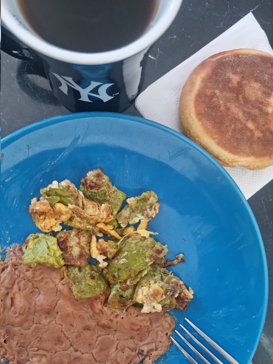 Hoy hay buevitos con totopos de tortilla de nopal, frijolitos, una gordita de nata y café