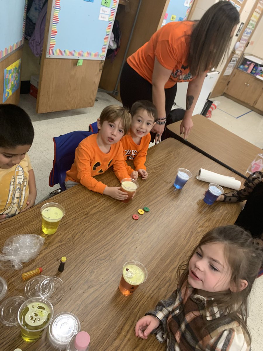 Full STEAM Ahead! Exploring lava lamps, toothpick structures and sink or float activities. Thank you to all of the families who helped to make this day in K so purposeful and joyful! @llobe86 @DeniseFisherNB @NBUFSDPride https://t.co/7Iat3OXrib