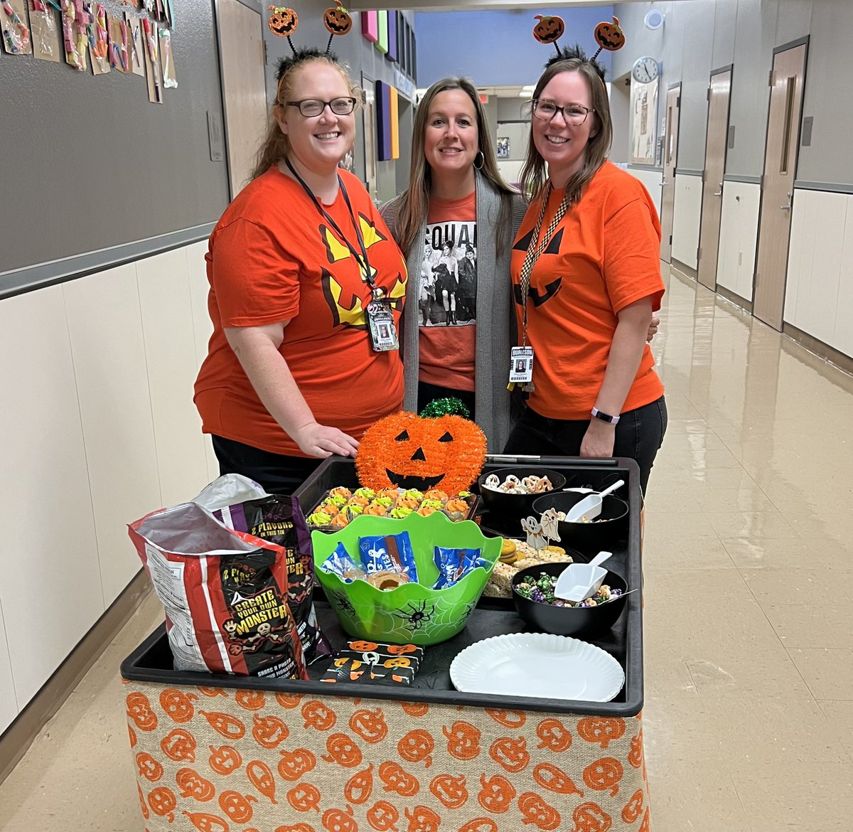 Thank you to our ☀️Sunshine Committee☀️ for spreading your joy with a Jolly Trolly today! #STEAMatStribling <a href="/striblingstars/">STEAM Academy at Stribling Elementary</a>