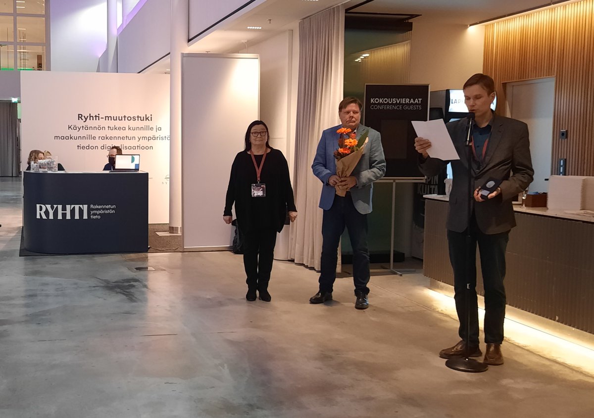 #ProGIS paikkatietoalan kunniamaininta 2022 on nyt jaettu: tänä vuonna tunnustuksen uraauurtavasta työstään paikkatietojen parissa sai emeritaprofessori Kirsi Virrantaus! 
#geoforumsummit22