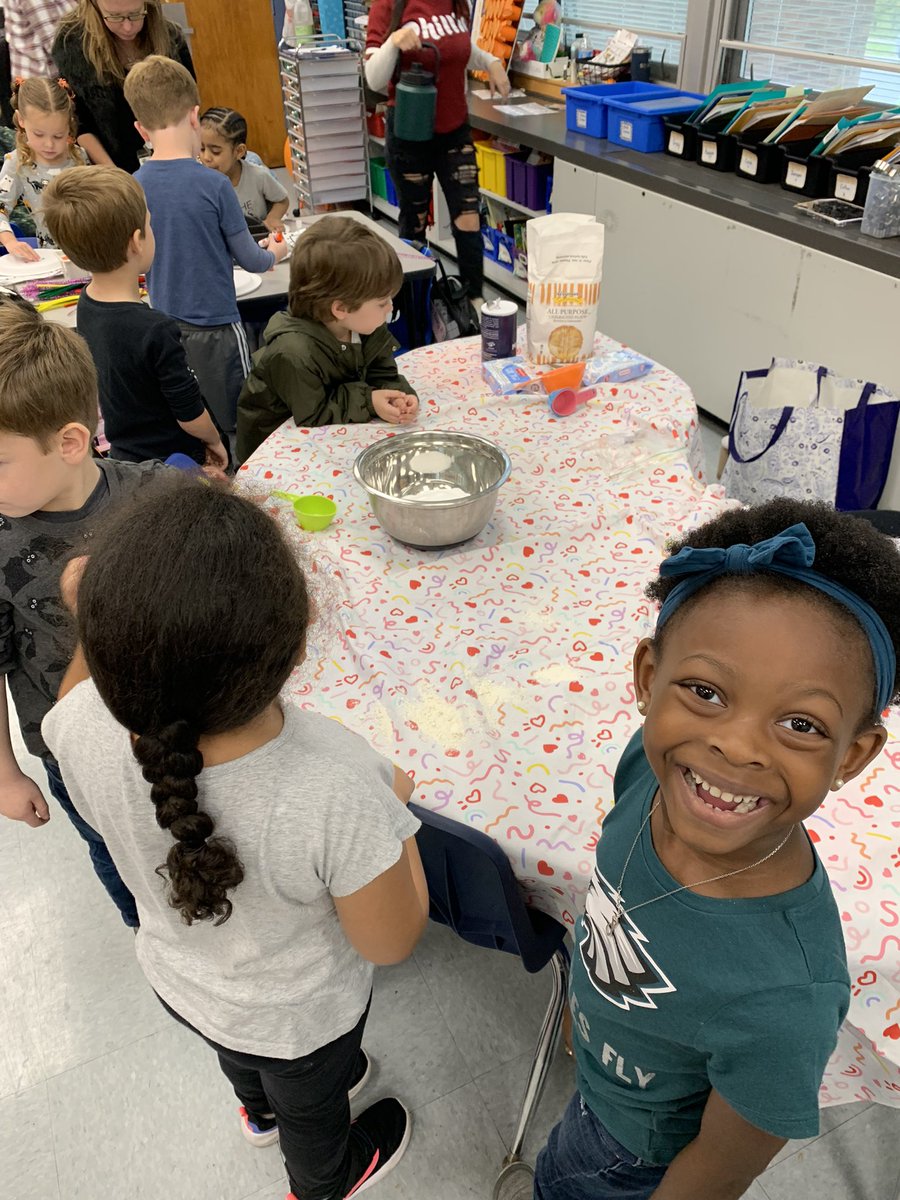 Balloon toss, homemade play doh, a spider craft and more!! 🎃 #tatemtweets