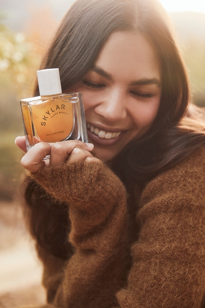 HelloSkylar_'s tweet photo. Elevated, timeless and smells like your finest sweater feels. Enjoy the magic of autumn anytime you crave it with Fall Cashmere!

https://t.co/on3oj4Of7n

#perfume #fragrance #skylar #skylarperfume #perfumes #scents #perfumelovers #parfum #scentoftheday #eaudeparfum #cleanbeauty https://t.co/WzhwGODkDO