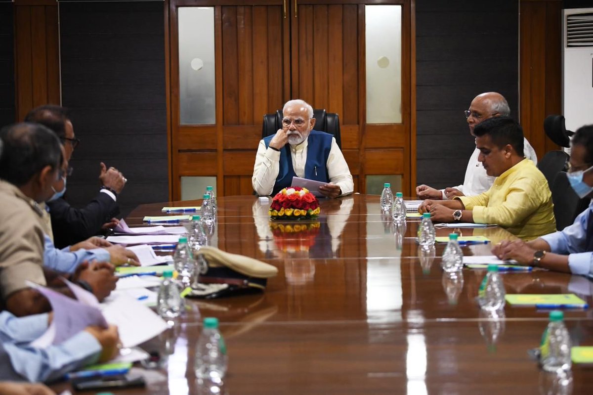 ShineNewsLive's tweet photo. दिल्ली-गुजरात-PM नरेंद्र मोदी ने राजभवन में मोरबी पुल हादसे पर की बैठक,सभी विन्दुओ पर दिये आवश्यक दिशा-निर्देश https://t.co/96U6qzQJdp