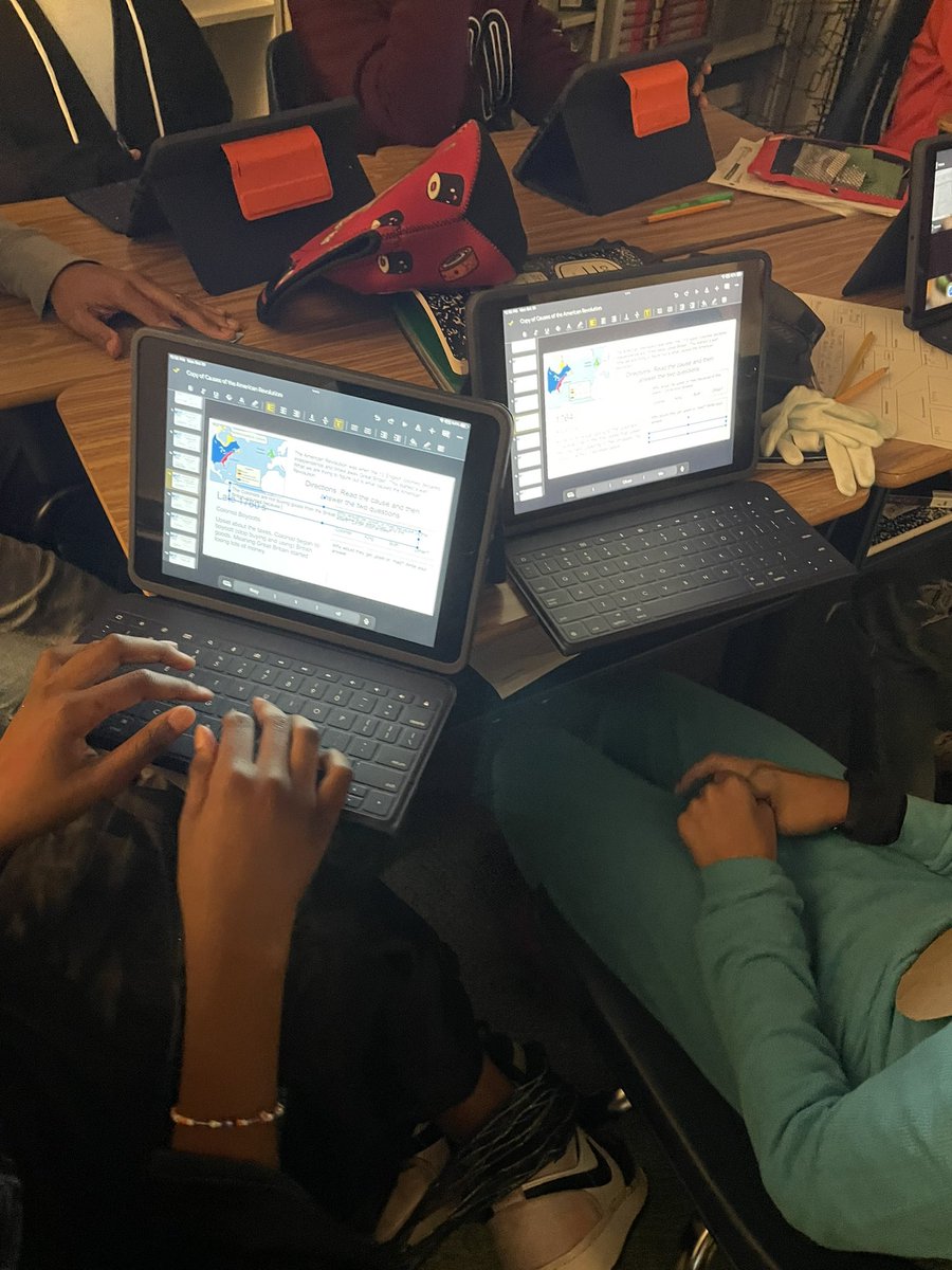 TJMSgifted's tweet photo. What it looks like to co-teach and differentiate with Mr. Gladney. Half the class analyzes the causes and effects of the Revolutionary War, the other half does a DBQ and analyzes who the war was revolutionary for. 👌🏻@JeffersonIBMYP @APSGifted https://t.co/GWwZYh1k1k