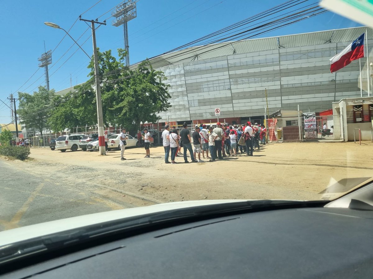 CuricoAlbirrojo's tweet photo. ¡ACÉRCATE DESDE YA A LA GRANJA! 🏟😨
A las 14.30 h se abrieron las puertas del templo. Mucha gente ya se puede ver a los alrededores, a menos de 3 horas del inicio del partido.
#ModoCuri https://t.co/cGkRmH2Un1