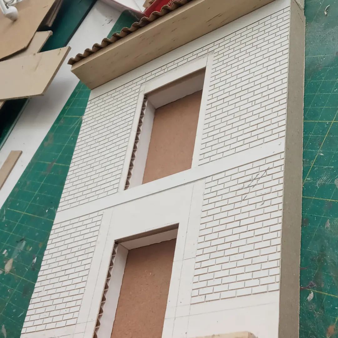 TonyVa17's tweet image. El cartón corrugado como estructura 👌😎
Fachada Tradicional de una sola calle 
.
.
#fachada #arquitectura #modeloarquitectonico