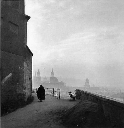 literlandweb1's tweet photo. "Es suficiente con que una vez
hayamos coincidido".

"Breve antología", Ezra Pound
📷Ernst Haas https://t.co/hsvS2QZxKO