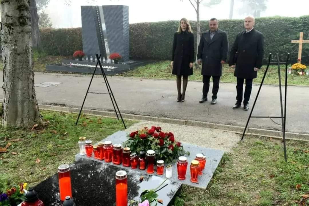 gosdpzagreb's tweet photo. Naši Branko Kolarić i Ivan Račan bili su dio delegacije SDP Hrvatske koja je danas položila vijence pred Zidom boli, Grobnicom narodnih heroja, kod Središnjeg križa u Aleji poginulih hrvatskih branitelja iz Domovinskog rata i na grobu Ivice Račana.

Vječna im slava i hvala! ❤️ https://t.co/xXP2sRK7N3