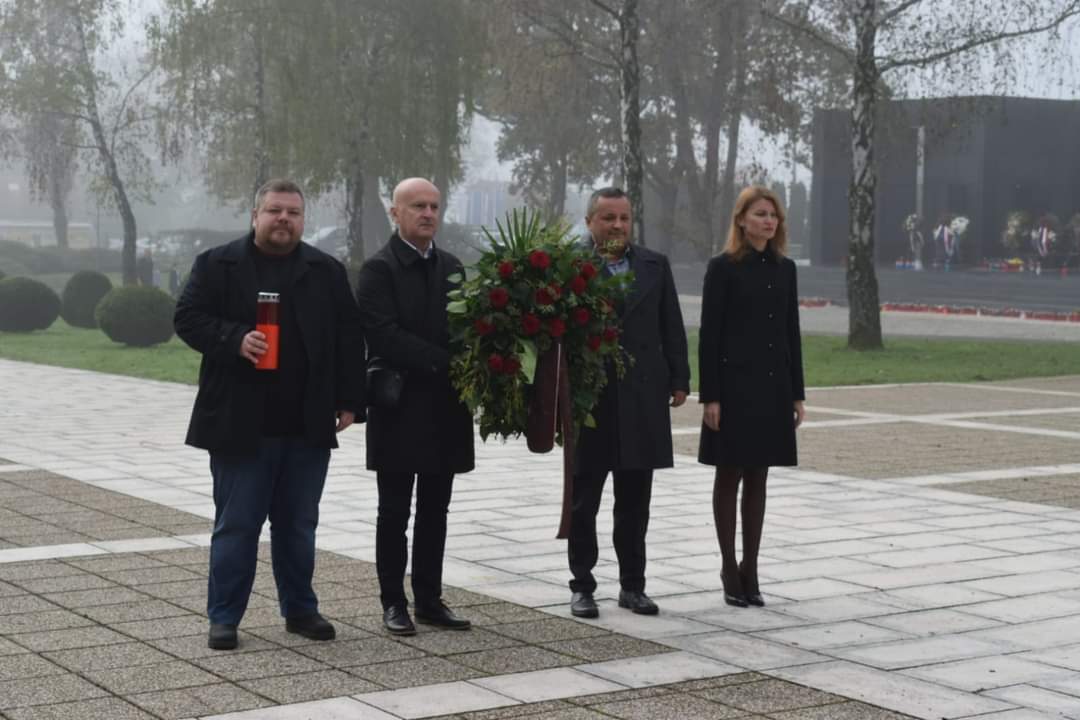gosdpzagreb's tweet photo. Naši Branko Kolarić i Ivan Račan bili su dio delegacije SDP Hrvatske koja je danas položila vijence pred Zidom boli, Grobnicom narodnih heroja, kod Središnjeg križa u Aleji poginulih hrvatskih branitelja iz Domovinskog rata i na grobu Ivice Račana.

Vječna im slava i hvala! ❤️ https://t.co/xXP2sRK7N3
