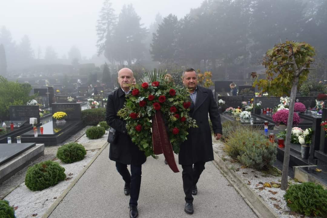 gosdpzagreb's tweet photo. Naši Branko Kolarić i Ivan Račan bili su dio delegacije SDP Hrvatske koja je danas položila vijence pred Zidom boli, Grobnicom narodnih heroja, kod Središnjeg križa u Aleji poginulih hrvatskih branitelja iz Domovinskog rata i na grobu Ivice Račana.

Vječna im slava i hvala! ❤️ https://t.co/xXP2sRK7N3