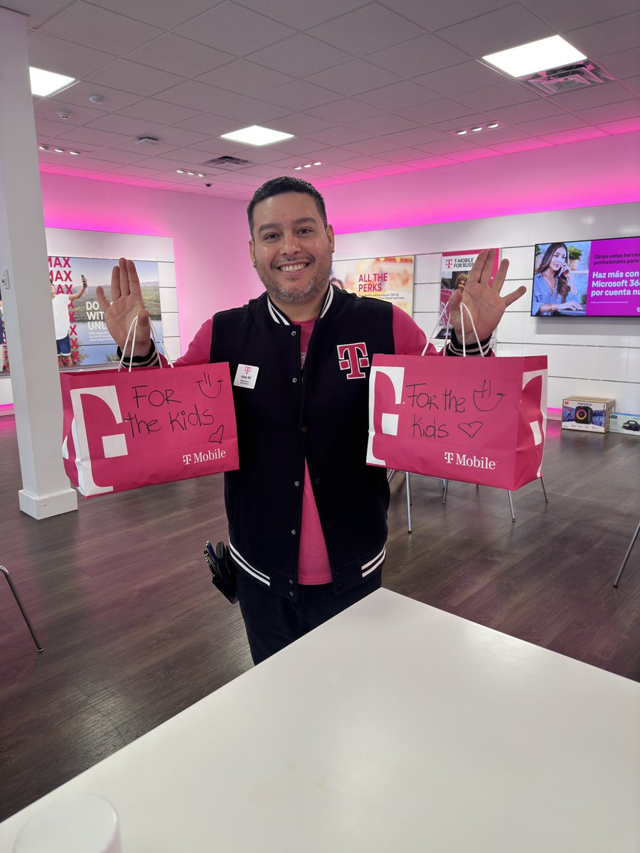 JovCryptoPlug's tweet photo. Happy Halloween 🎃 everyone !!! #Store8355 #WestNY Come get some candy #tmobile #magentahalloween #Bemagenta #Magentalife https://t.co/jy1xchC4gG