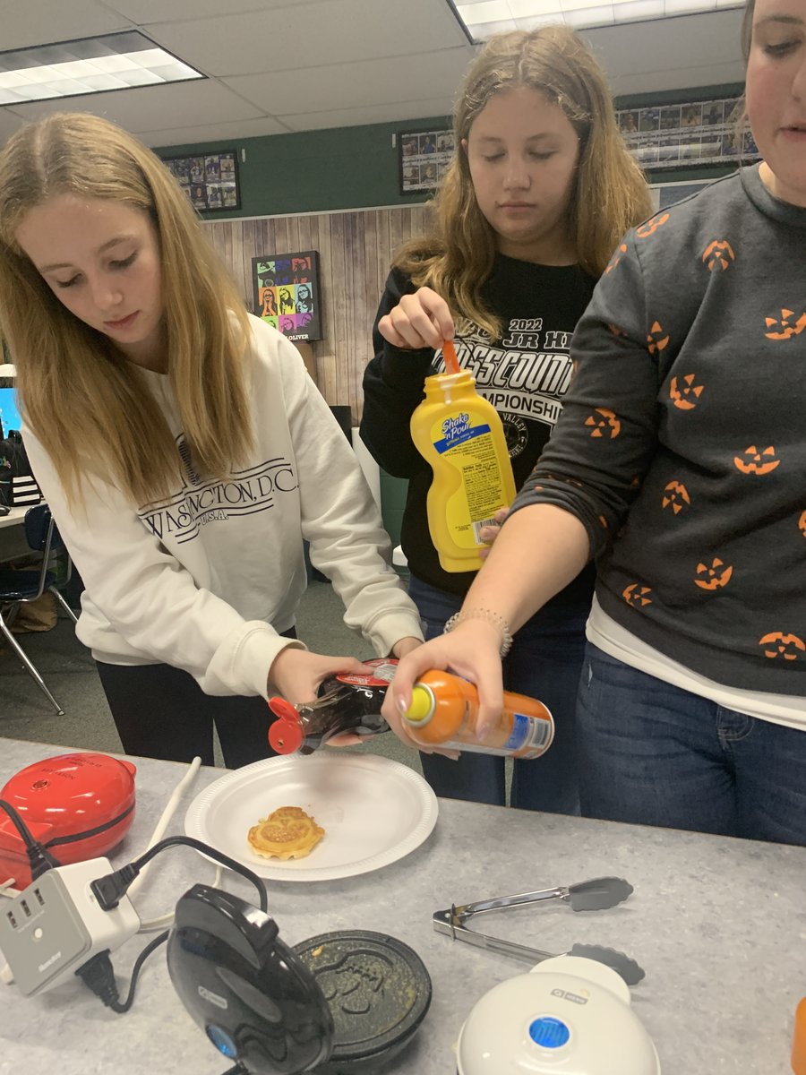 cms_mediatech's tweet photo. Great day to have Halloween-themed pancakes with the 8th grade Digital Photography students! https://t.co/lIOQZN4NPX