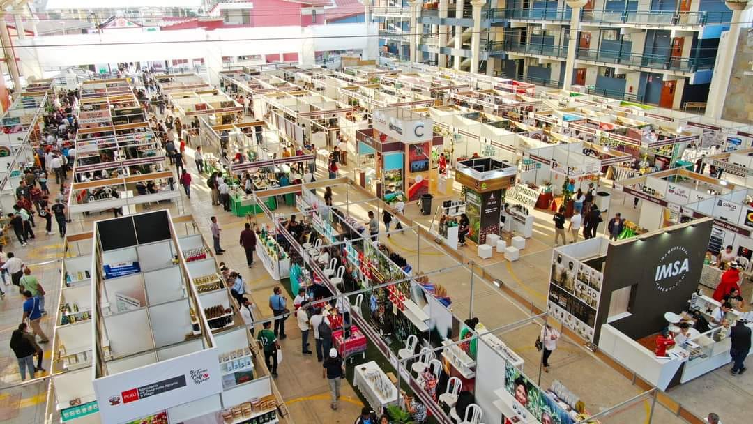 Ficafe_peru's tweet photo. #SomosFicafé2022
FICAFÉ 2022 LOGRÓ 56 MILLONES DE MOVIMIENTO 
La VI Feria Internacional de Cafés Especiales-, desarrollado en Ayacucho del 28 al 31 de octubre, alcanzó más de 56 millones de movimiento económico.👉https://t.co/XCiHdmZIrx https://t.co/K3esWgu1qp