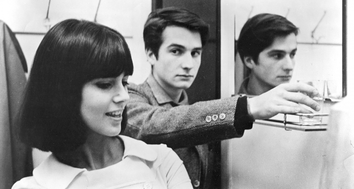En esta película Jean-Luc Godard se ocupa de retratar la manera que la juventud francesa vivía la revolución social, política y sexual de la década de los 60s. ____ MASCULINO-FEMENINO (Francia, 1966) próximamente #EnCinetecaNacional 🎬🎥✨