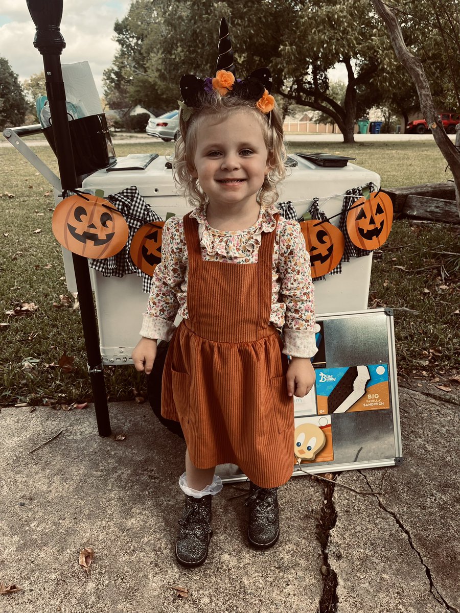 jo_Jarvis10's tweet photo. Happy birthday to our sweet &amp; crazy girl!! 🖤👻🎃 @jj_343  #halloweenbaby https://t.co/vIMYRTzDTb