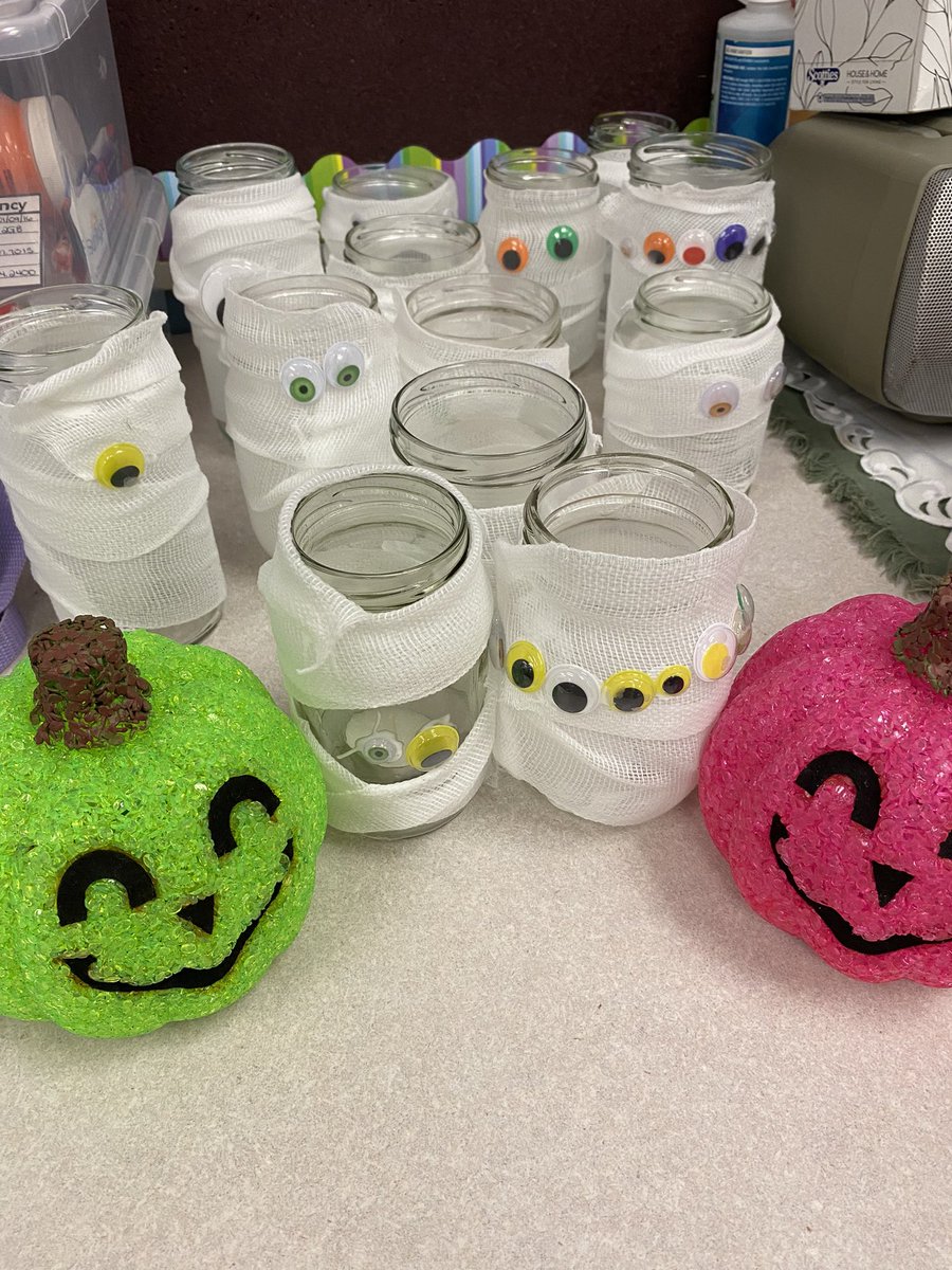 Making mummy candle holders for Halloween! 🎃Spooktacular job, Groovy Grade 1´s!!! Happy Halloween! 🎃🧡🎃
<a href="/nikifurfaro/">Niki Furfaro</a> 
<a href="/FalconFeat/">St. Francis</a> 
#gradeoneisfun
#Halloween2022