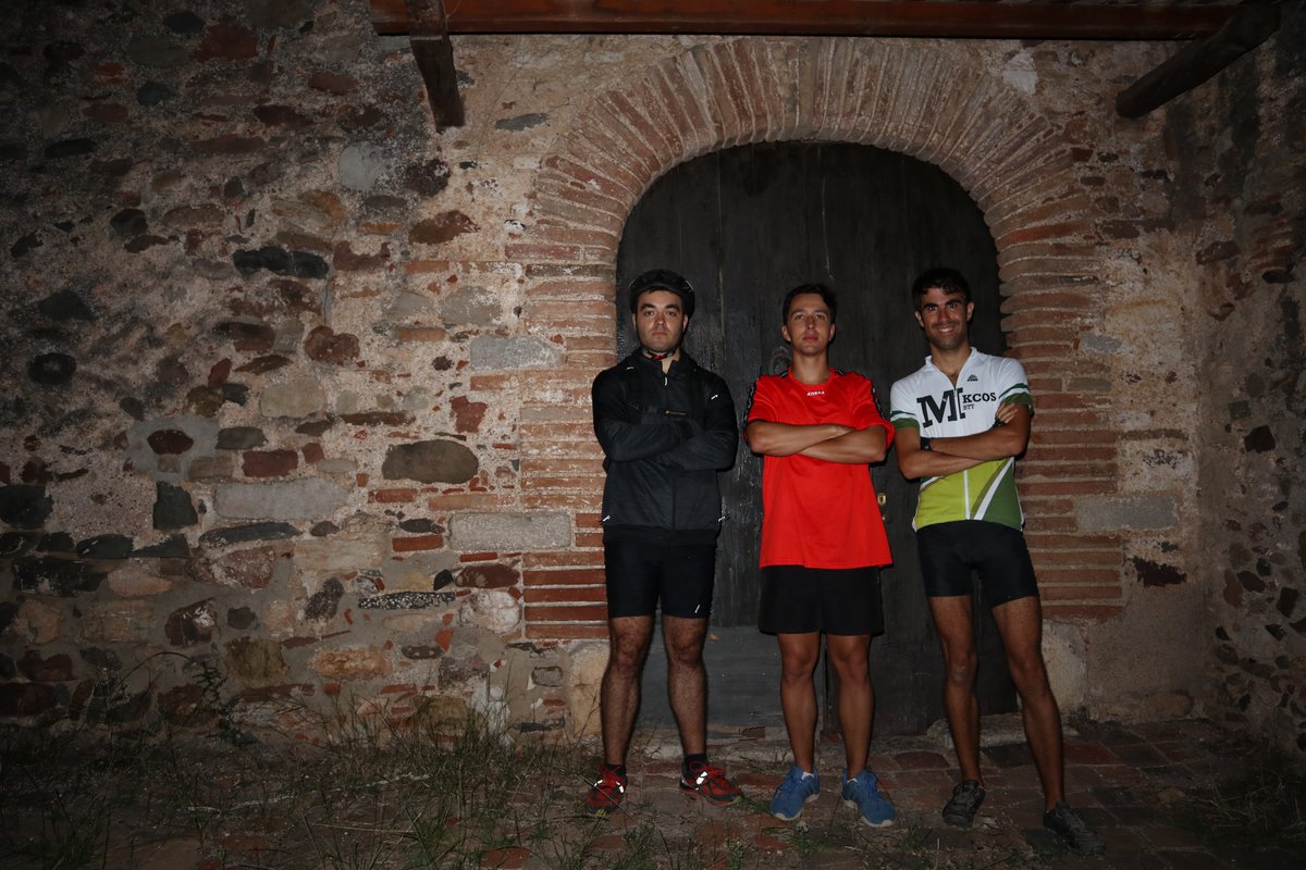 mkcosbtt's tweet photo. Ens agrada palplantar-nos a l'era de la masia de Can Torres. Tal com férem el dimarts 20 de setembre, a un quart d'onze de la nit, posàvem punt final a l'estiu astronòmic amb vuit sortides; quatre a cada temporada.

#sortida185mkcos #onzenatemporada #10anysMKCOS https://t.co/GSyQrp7qMZ