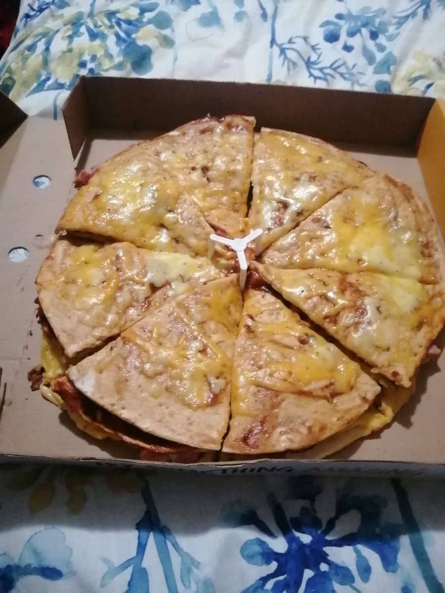 ubrian08's tweet photo. @DebonairsPizza #dissatisfaction #poorservice #DebonairsEastLondonVincent Speechless, please rather revise your TV ads, we ordered a meaty tripple decker and this is what we got. The pizza arrived cold, dry with little to no filling. Haibo https://t.co/YNBbaJbl2W