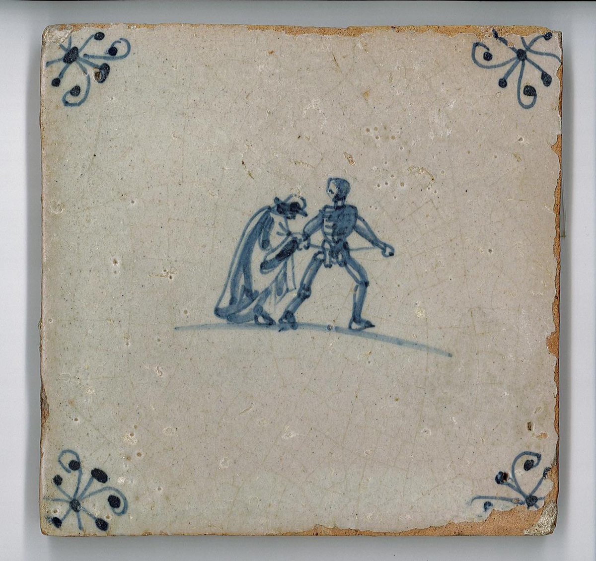 👻 𝕳𝖆𝖕𝖕𝖞 𝕳𝖆𝖑𝖑𝖔𝖜𝖊𝖊𝖓 🎃 
Wat er precies gebeurt op deze tegel is ons nog niet duidelijk, maar het tafereel met het skelet doet denken aan een ‘Danse Macabre’… Wat zie jij erin?