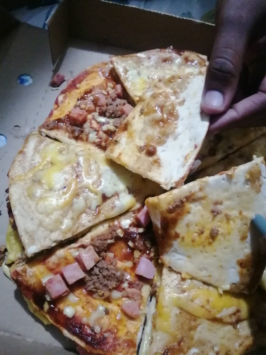 ubrian08's tweet photo. @DebonairsPizza #dissatisfaction #poorservice #DebonairsEastLondonVincent Speechless, please rather revise your TV ads, we ordered a meaty tripple decker and this is what we got. The pizza arrived cold, dry with little to no filling. Haibo https://t.co/YNBbaJbl2W