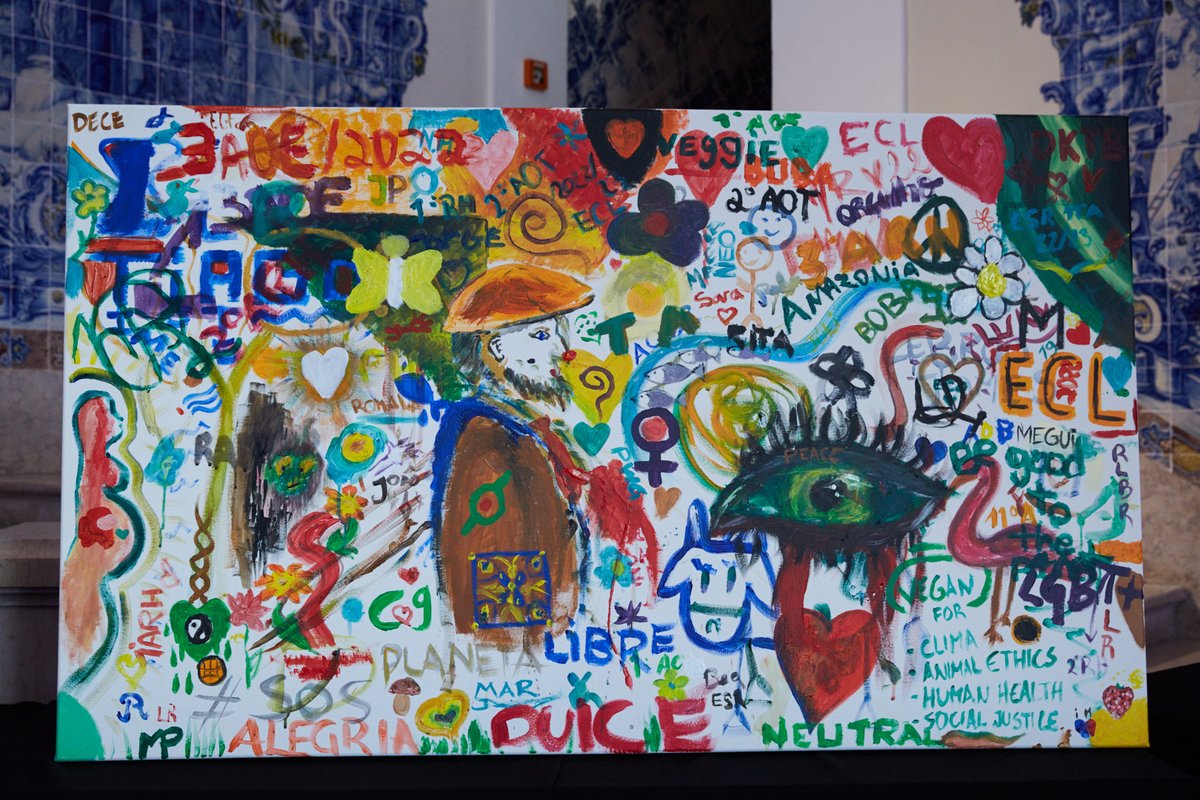 PlanetiersWG's tweet photo. For the duration of PWG2022, @gopainttheword set up a blank canvas for participants to express their creativity. Fittingly, the resulting piece is complex yet hopeful.

#planetiers #iamaplanetier #pwg #pwg2022 #sustenability #innovation @visitportugal  #visitportugal https://t.co/9NvVqlCa7F
