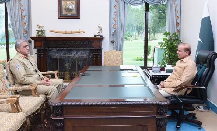 _DGISPR's tweet photo. Islamabad, 31st October 2022: Chief of Army Staff General Qamar Javed Bajwa today met Prime Minister of Pakistan Shahbaz Sharif at PMO, as part of routine Monthly Parent-Teacher Meeting. https://t.co/6ssH5hvLQM