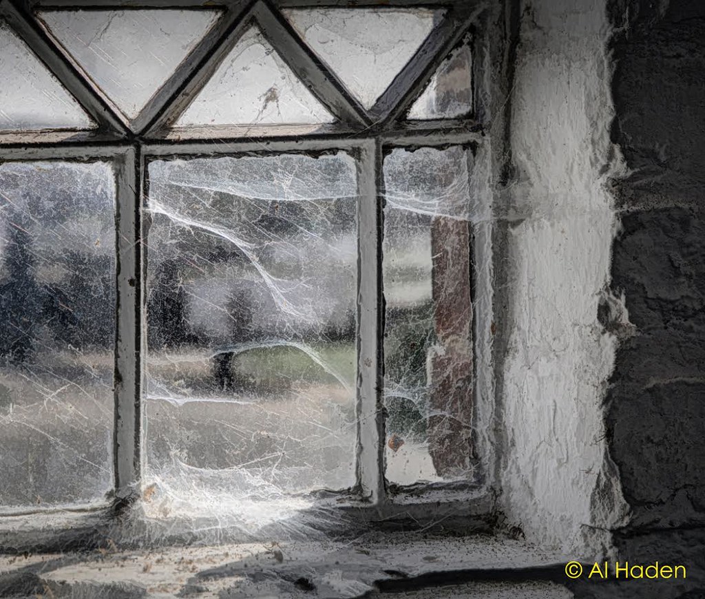 SevernUnlocked's tweet photo. Happy Halloween from the Unlocking the Severn team! 🎃🐟 Our workshop on #DiglisIsland is now a lovely space to welcome visitors and school groups, but some clever photography by @DroitwichCClub has definitely given us #halloween vibes 👻 #DiglisIslandOrSpookyIsland https://t.co/91pWBTOkO9