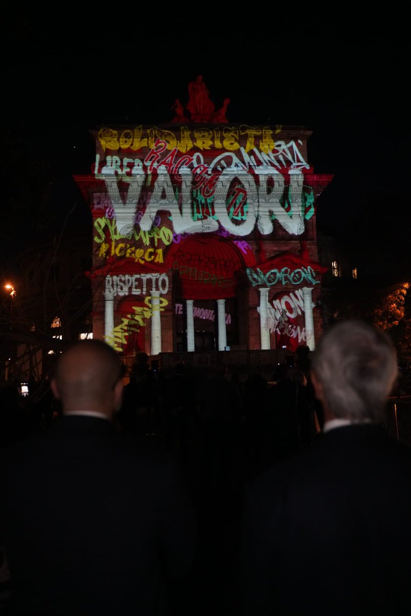 anniversaritaly's tweet photo. Si chiude la Prima Giornata Nazionale Giovani e Memoria con il videomapping. 

Un momento di riflessione e di esperienze creative condivise su valori quali #condivisione, #identità e #memoria, per una rinnovata fiducia nel futuro. #giovaniememoria https://t.co/pOHfeaE1Cc