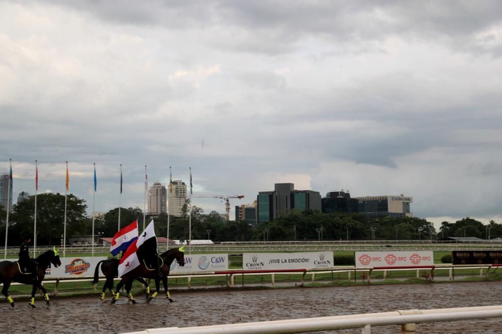 CancilleriaPma's tweet photo. Continuamos fortaleciendo lazos de amistad y hermandad 🤝 con países aliados en el continente americano.

Esta vez, con Paraguay 🇵🇾celebramos 80 años del establecimiento de relaciones diplomáticas con la carrera hípica #Handicap Copa República del Paraguay https://t.co/YMAi7esWpX