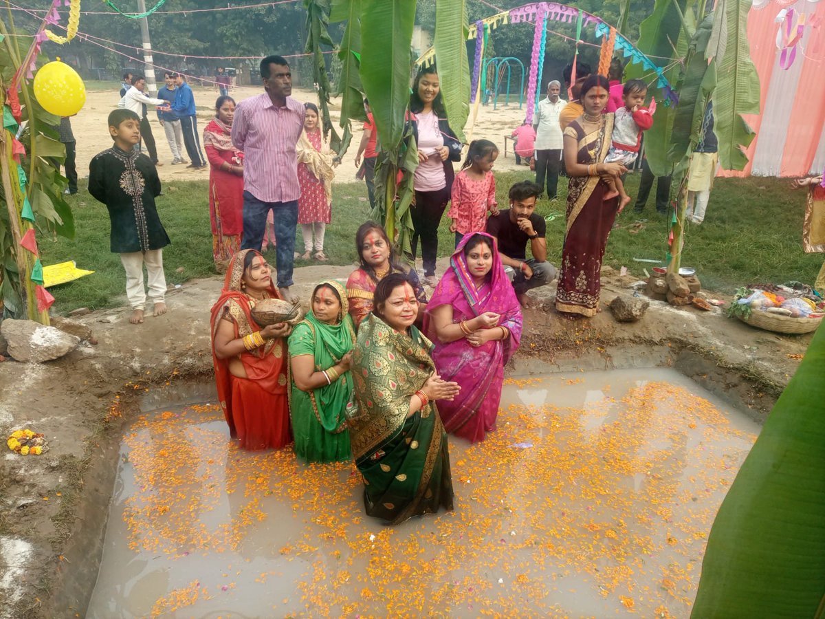 Purnima74130583's tweet photo. ......सद्विचार, सदाचार, प्रेम और भक्ति,
यही है सूर्य देव को, प्रसन्न करने की शक्ति,
छठ  पूजा की हार्दिक शुभकामनाएं…!! https://t.co/c1S4fOekDW