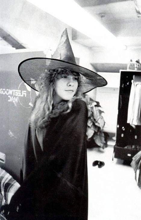 Shan5522's tweet photo. @StevieNicks Happy Halloween Darlin!
 🖤✨🌙🎩👢 https://t.co/aZ59VFqRpA