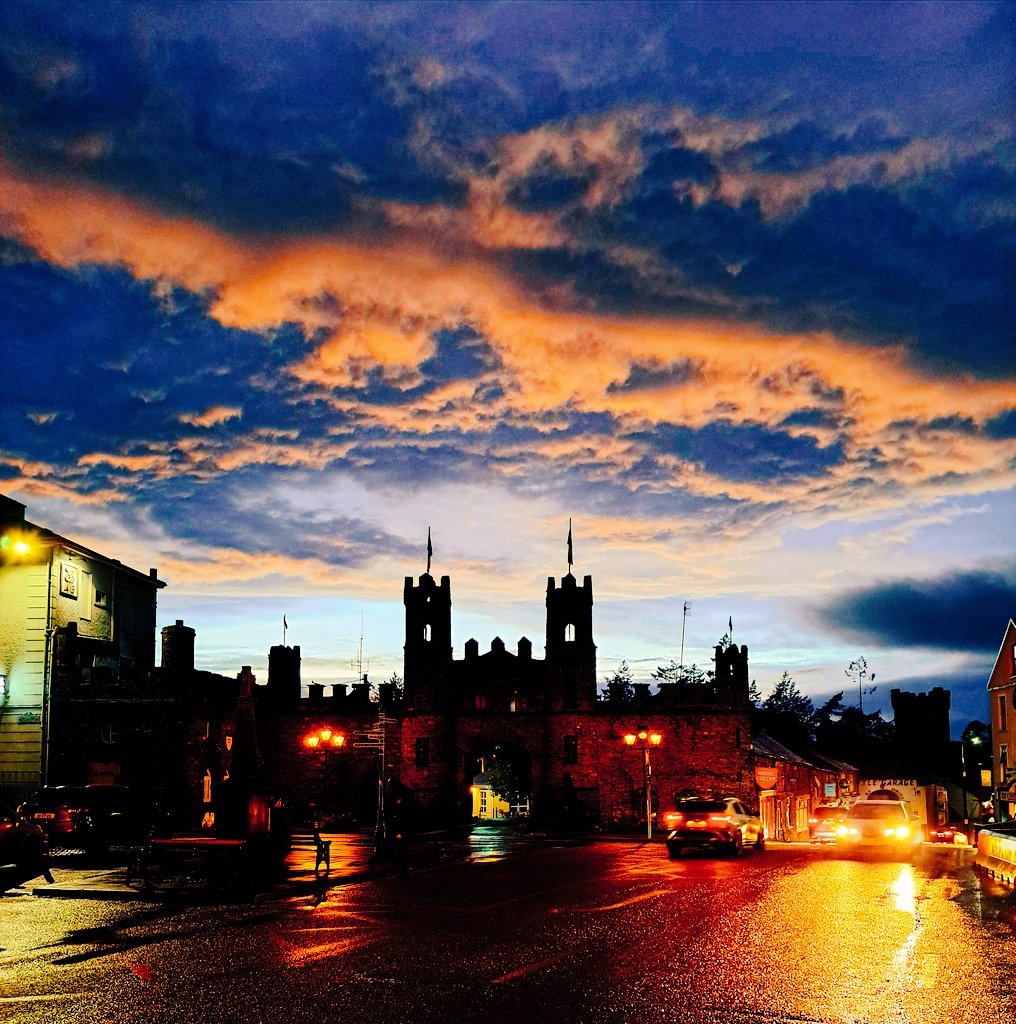 nnylfsemaj's tweet photo. Macroom Castle Gates and Town Square as Summer Season 2022 sees its twilight. Oiche Shamhna Shona Daoíbh Go Leir!

#autumnvibes🍁🍂🍃 #halloween🎃 #oícheshamhna #deireadhfómhair #october2022 #sunset #twillightzone #maíghchromtha💚🤍 #corcaighabú❤🤍 https://t.co/gYUJzlaFb0
