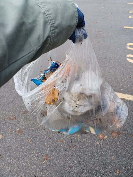 kblair006's tweet photo. Lunchtime litter cleanup completed along the parking lot of my condo #aetsustychallenge https://t.co/cU2AShm2ml